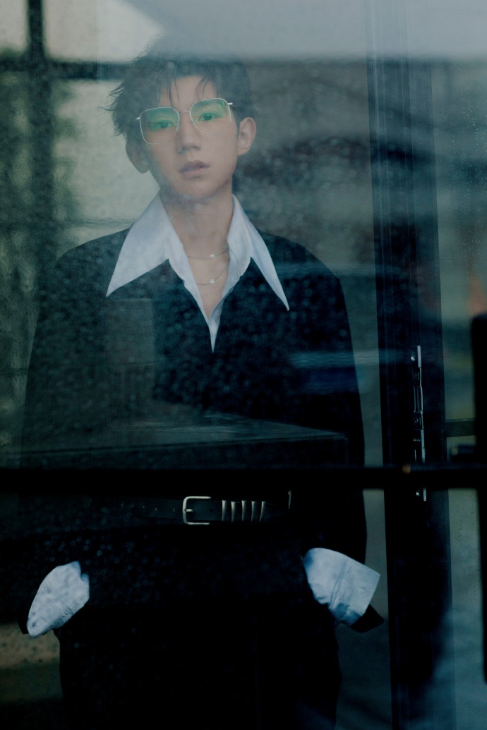 王源全黑造型痞帅十足写真帅照