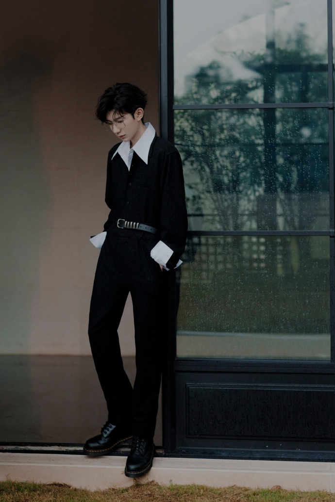 王源全黑造型痞帅十足写真帅照