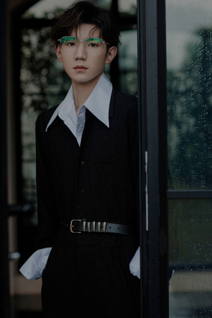 王源全黑造型痞帅十足写真帅照