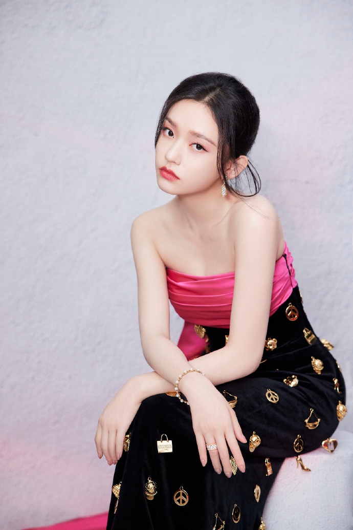 林允撞色拼接长裙复古优雅写真