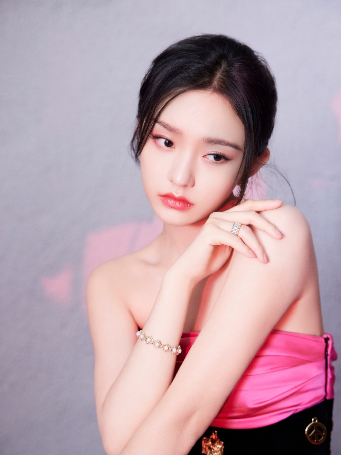 林允撞色拼接长裙复古优雅写真