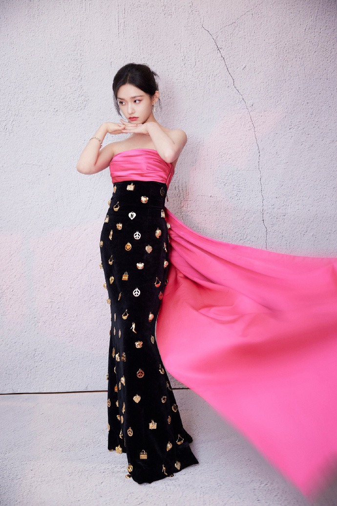 林允撞色拼接长裙复古优雅写真