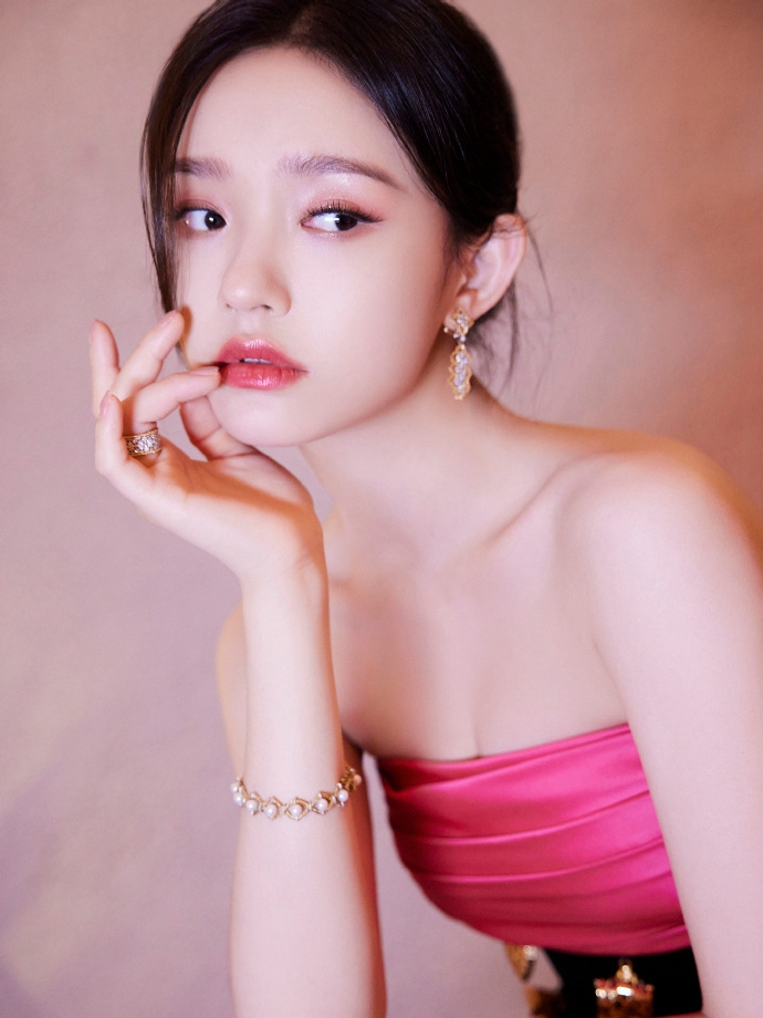 林允撞色拼接长裙复古优雅写真