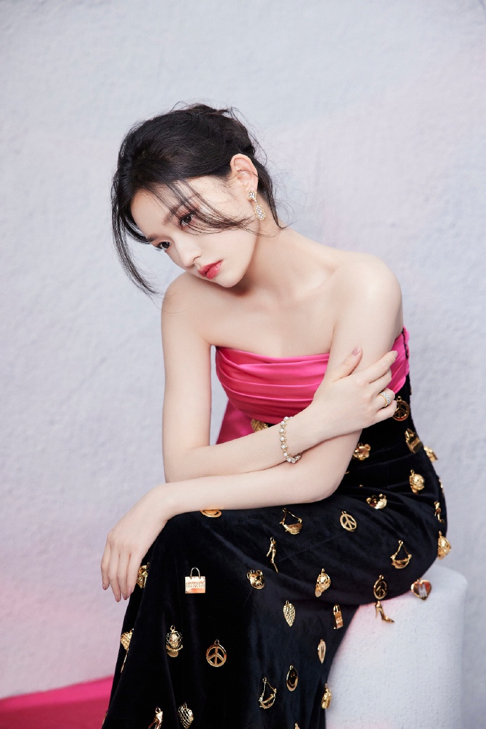 林允撞色拼接长裙复古优雅写真