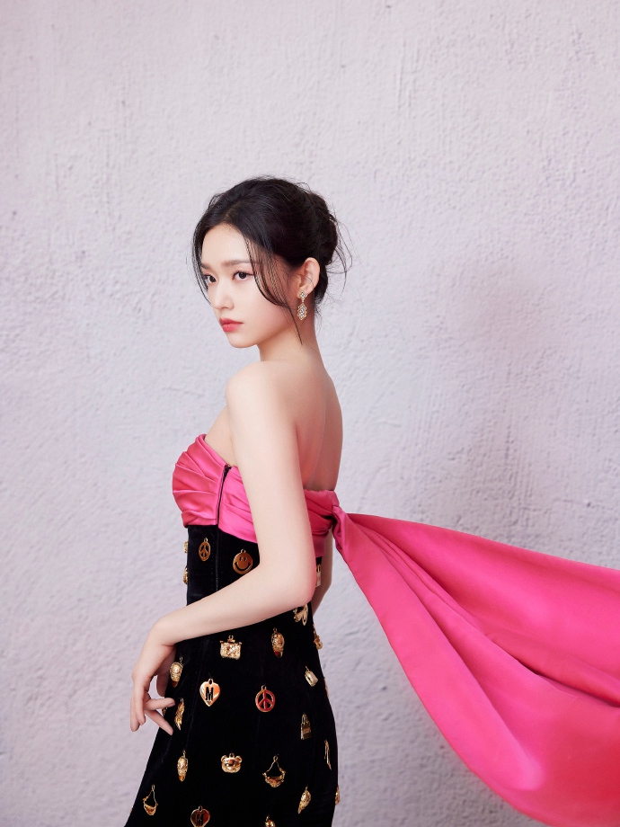 林允撞色拼接长裙复古优雅写真