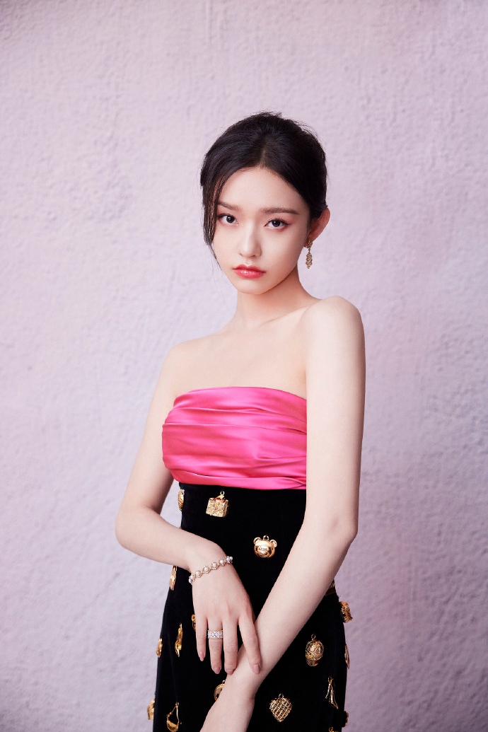 林允撞色拼接长裙复古优雅写真