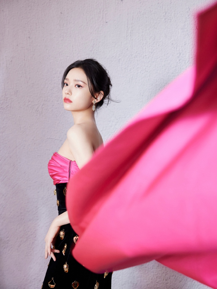 林允撞色拼接长裙复古优雅写真