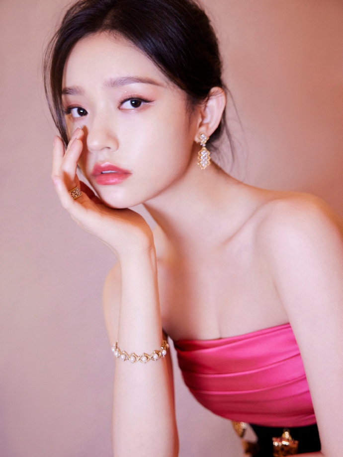 林允撞色拼接长裙复古优雅写真