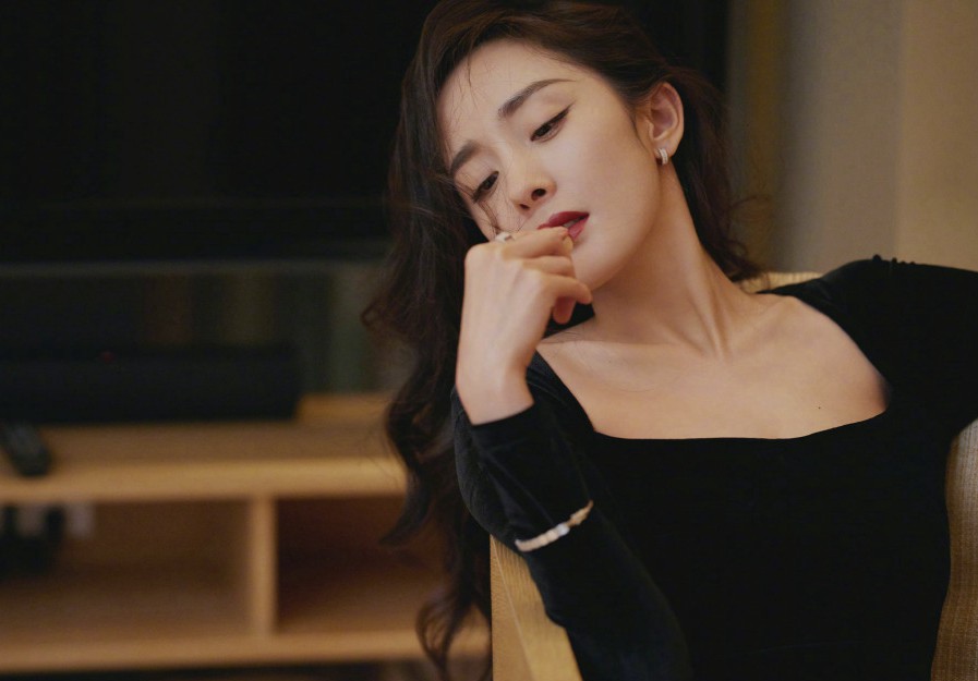 杨幂雅诗兰黛品牌活动穿小黑裙尽显优雅气质