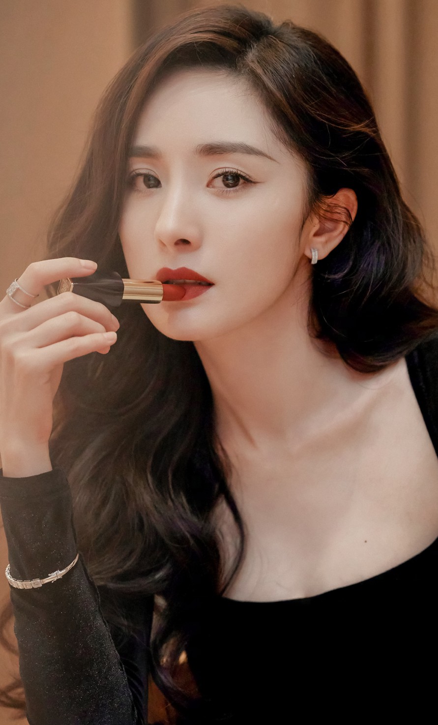 杨幂雅诗兰黛品牌活动穿小黑裙尽显优雅气质