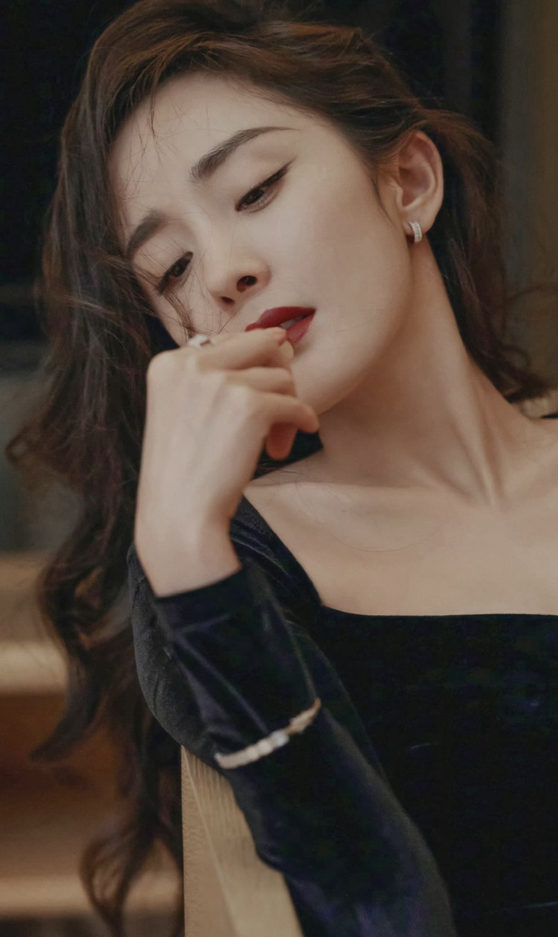 杨幂雅诗兰黛品牌活动穿小黑裙尽显优雅气质