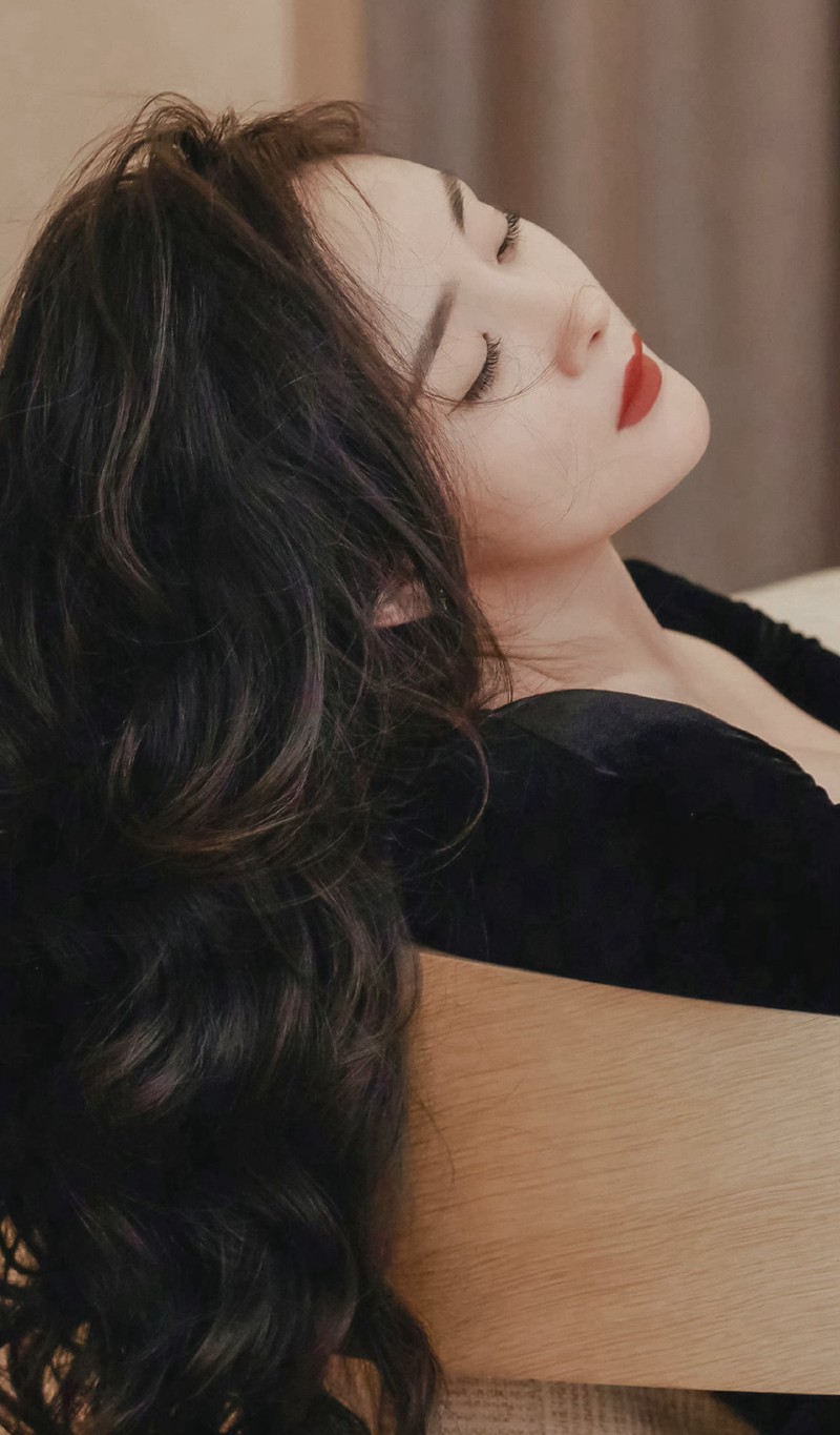 杨幂雅诗兰黛品牌活动穿小黑裙尽显优雅气质