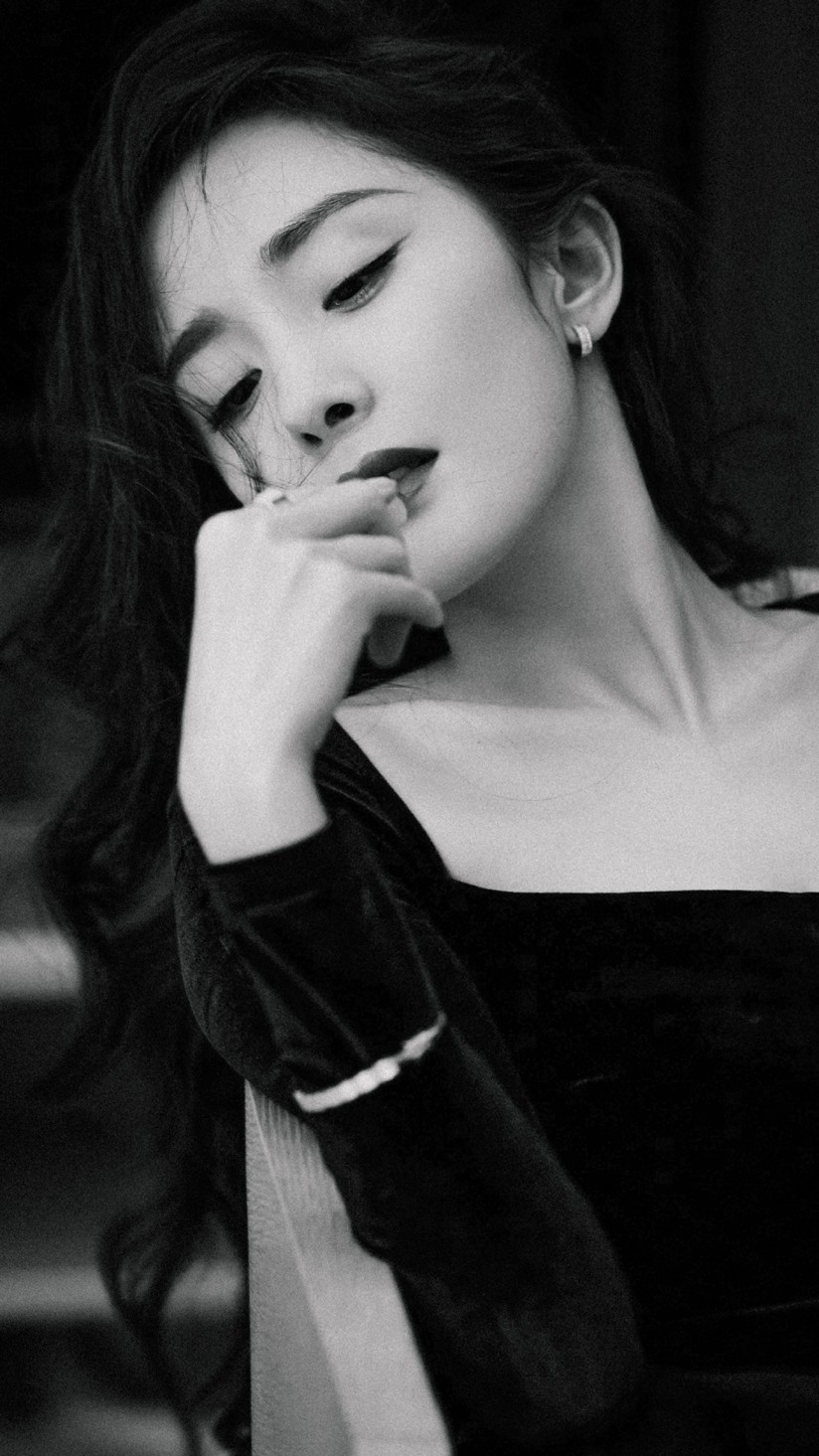 杨幂雅诗兰黛品牌活动穿小黑裙尽显优雅气质