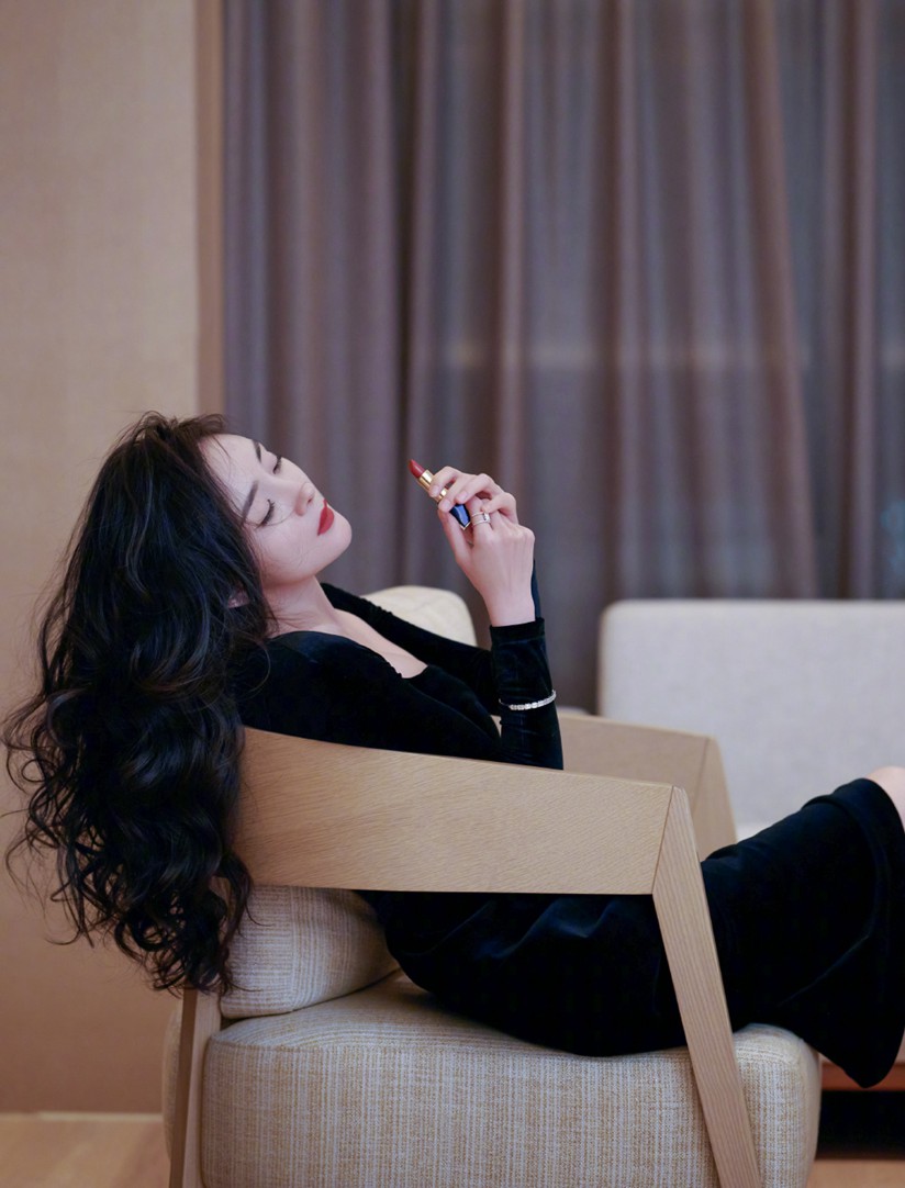 杨幂雅诗兰黛品牌活动穿小黑裙尽显优雅气质