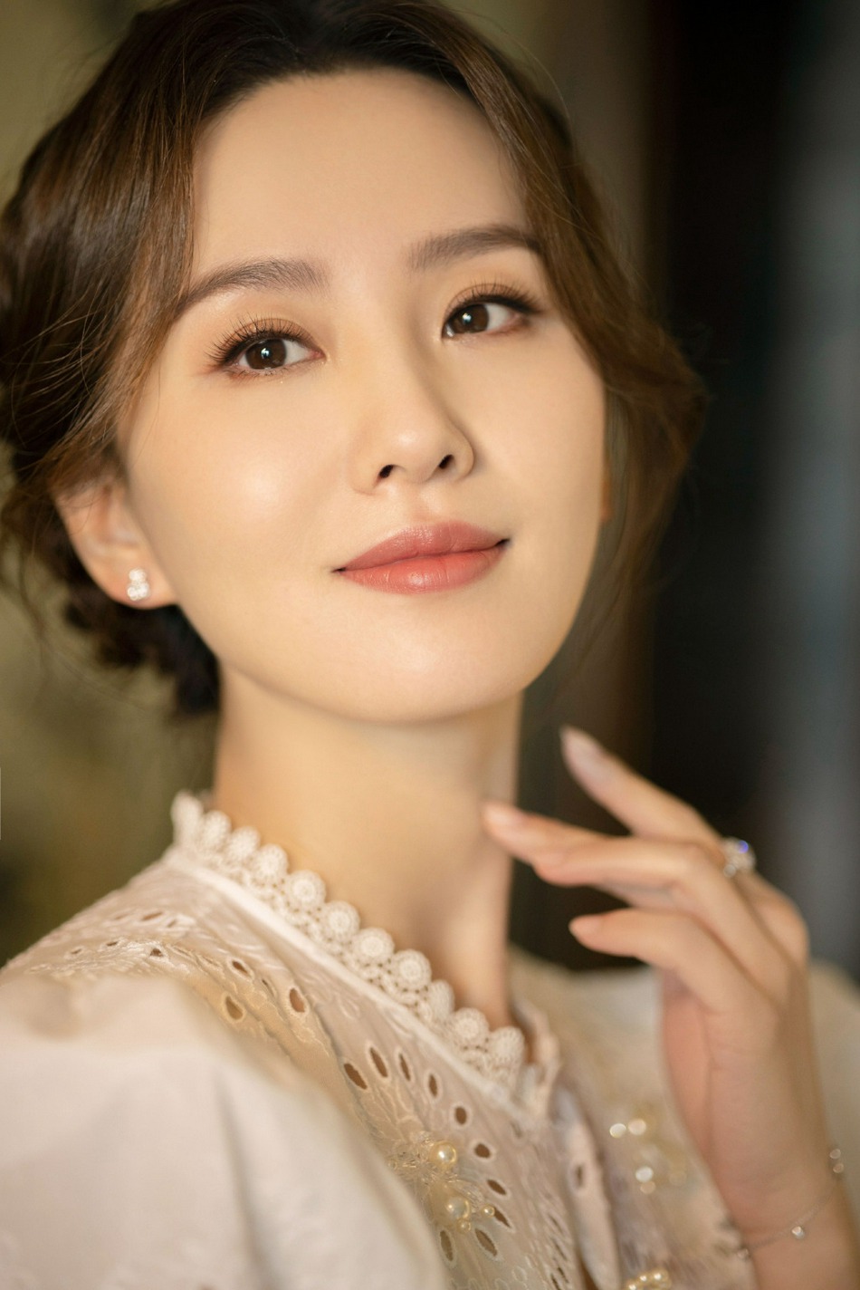 刘诗诗盘发造型气质优雅写真美照