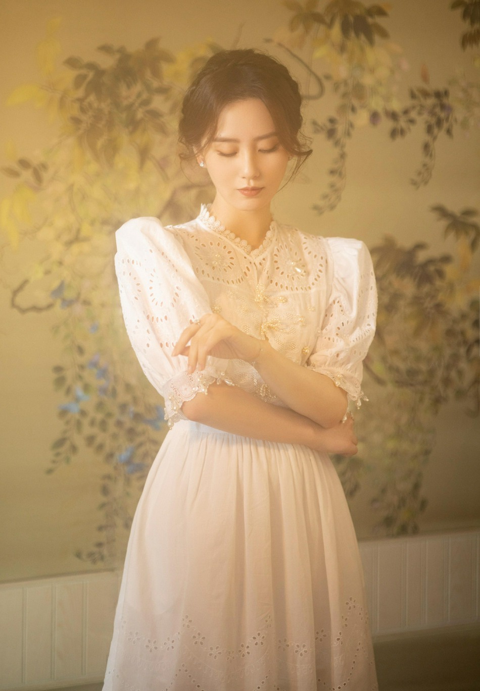 刘诗诗盘发造型气质优雅写真美照