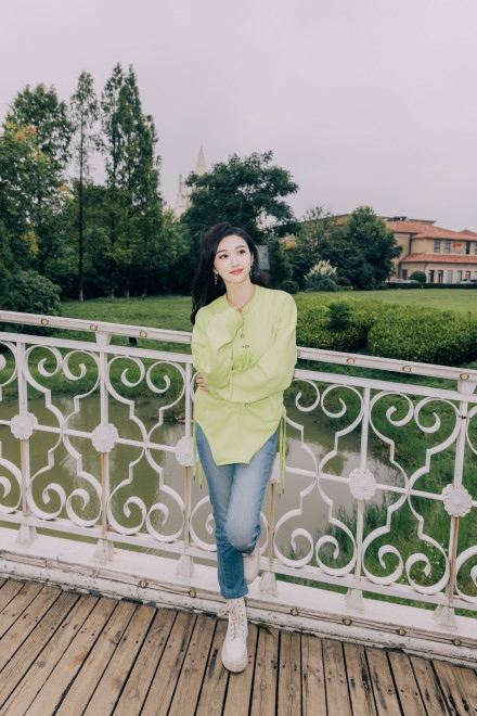 景甜置身花园尽显清新唯美写真