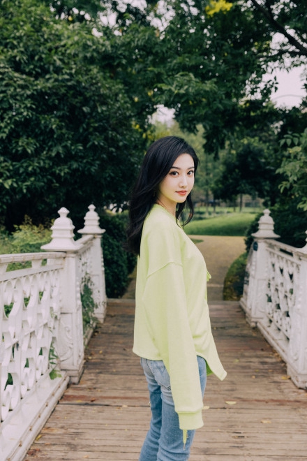 景甜置身花园尽显清新唯美写真