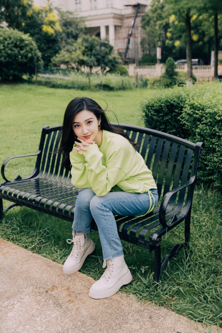 景甜置身花园尽显清新唯美写真