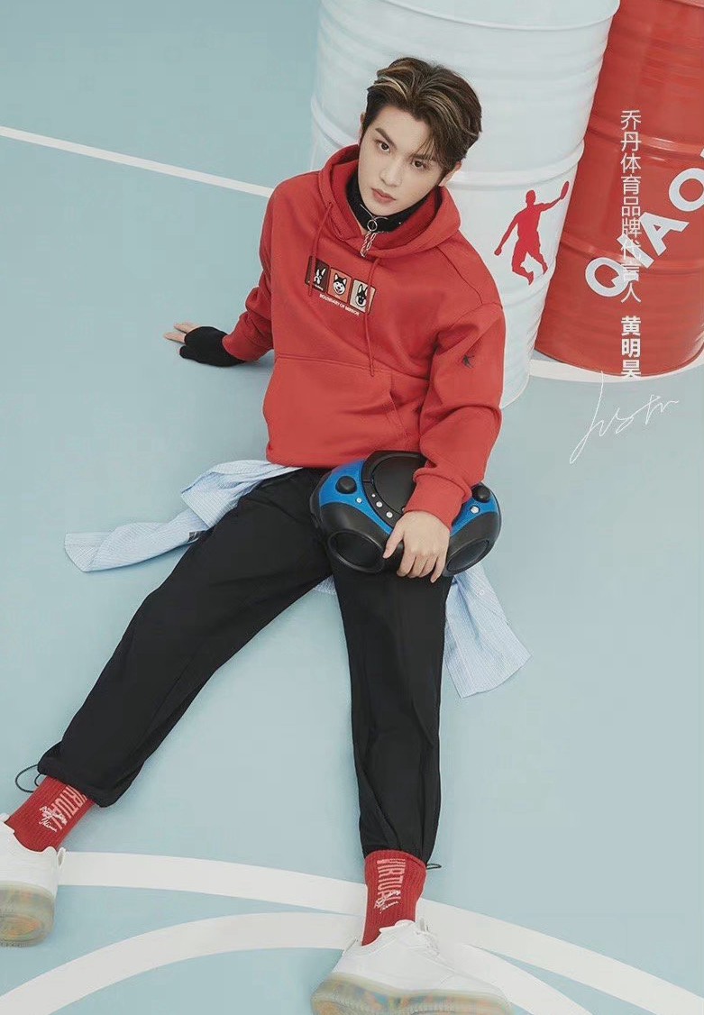 黄明昊代言乔丹体育酷帅大片