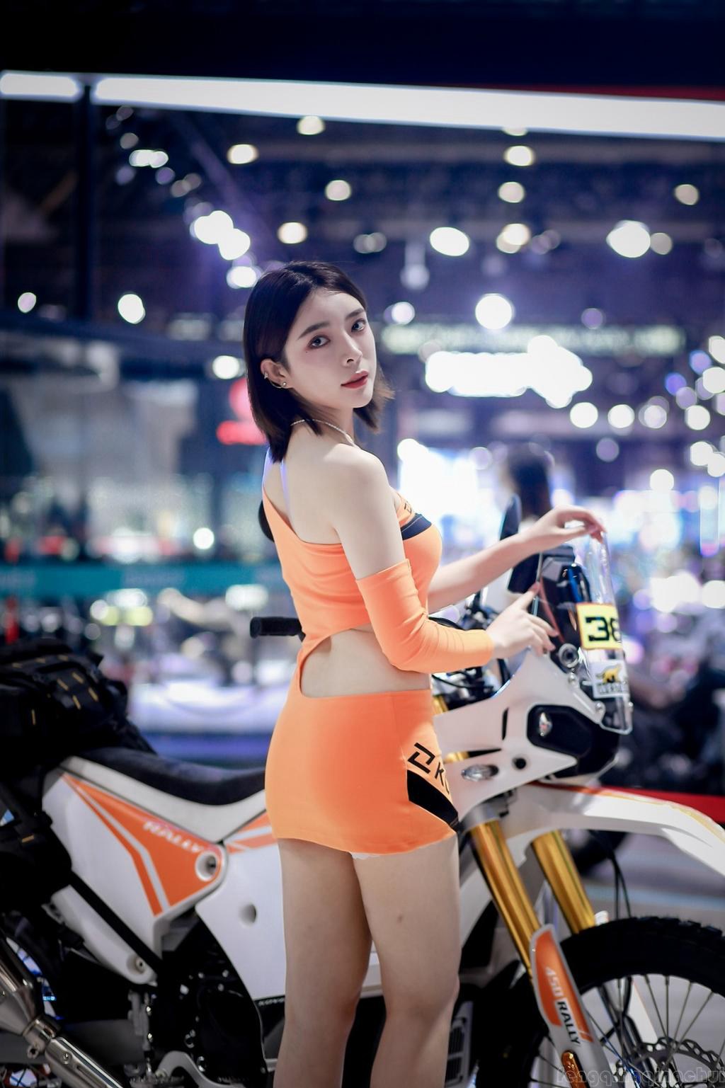 前凸后翘美女车模性感火辣私拍