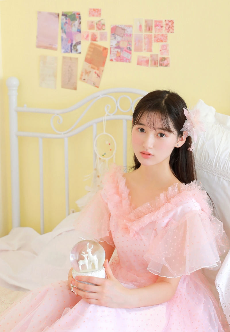 粉嫩小女生光滑牛奶肌室内写真