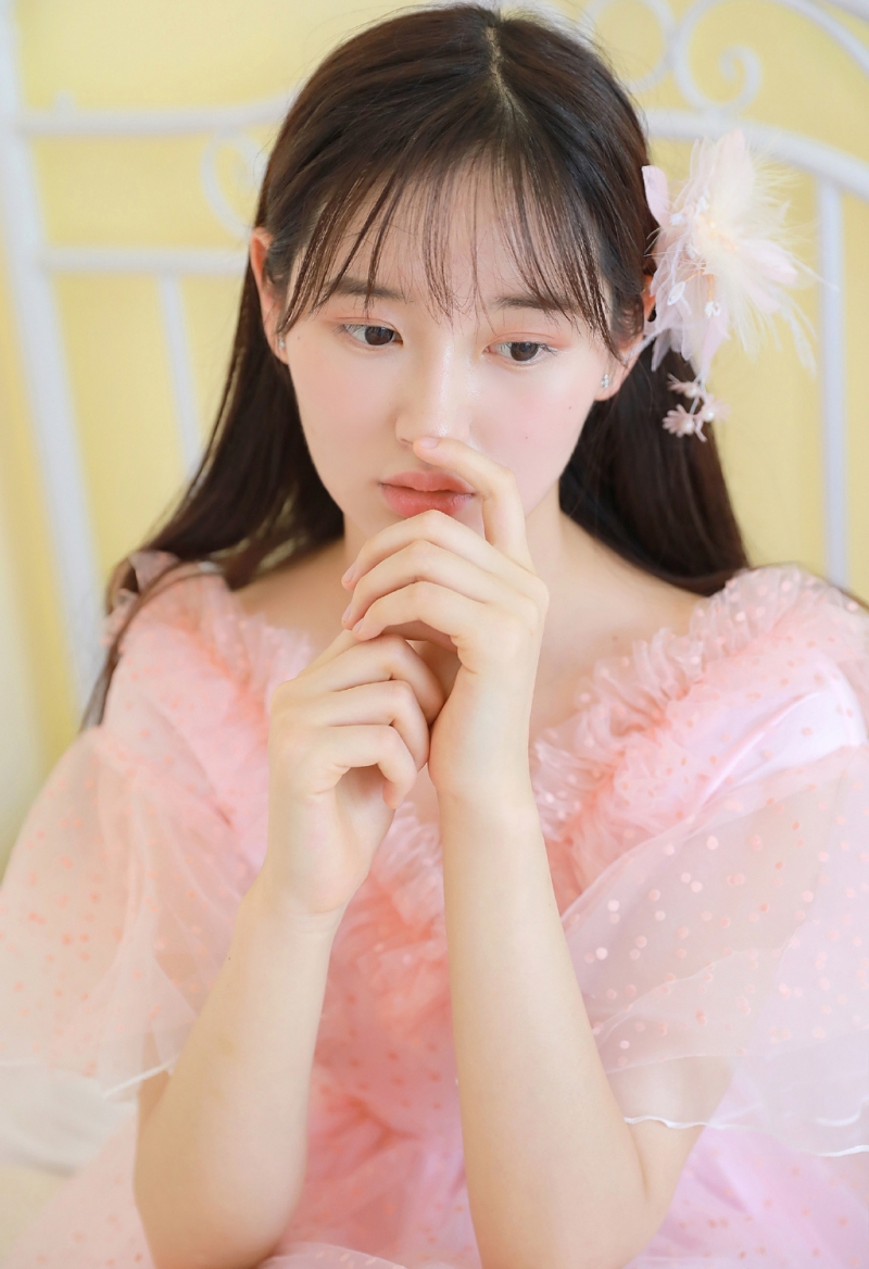 粉嫩小女生光滑牛奶肌室内写真