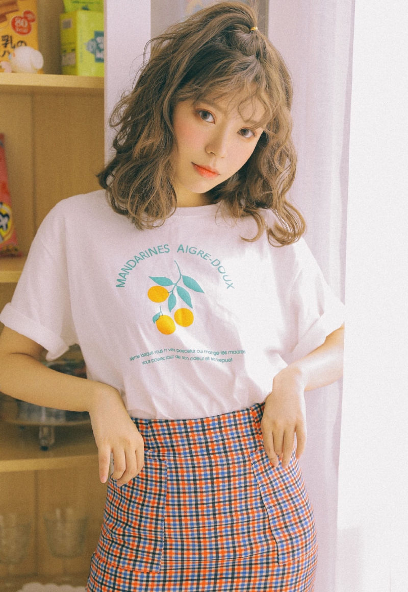 漂亮美眉浓眉大眼唇红齿白图片