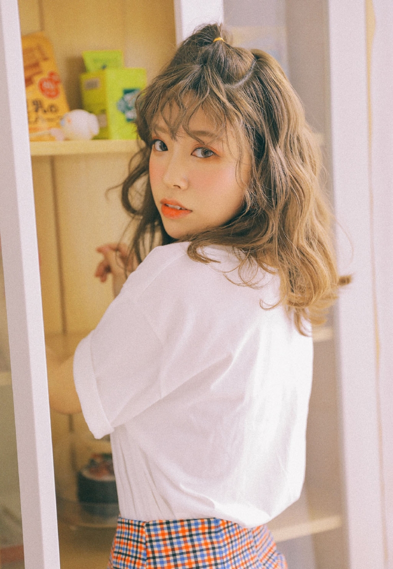 漂亮美眉浓眉大眼唇红齿白图片