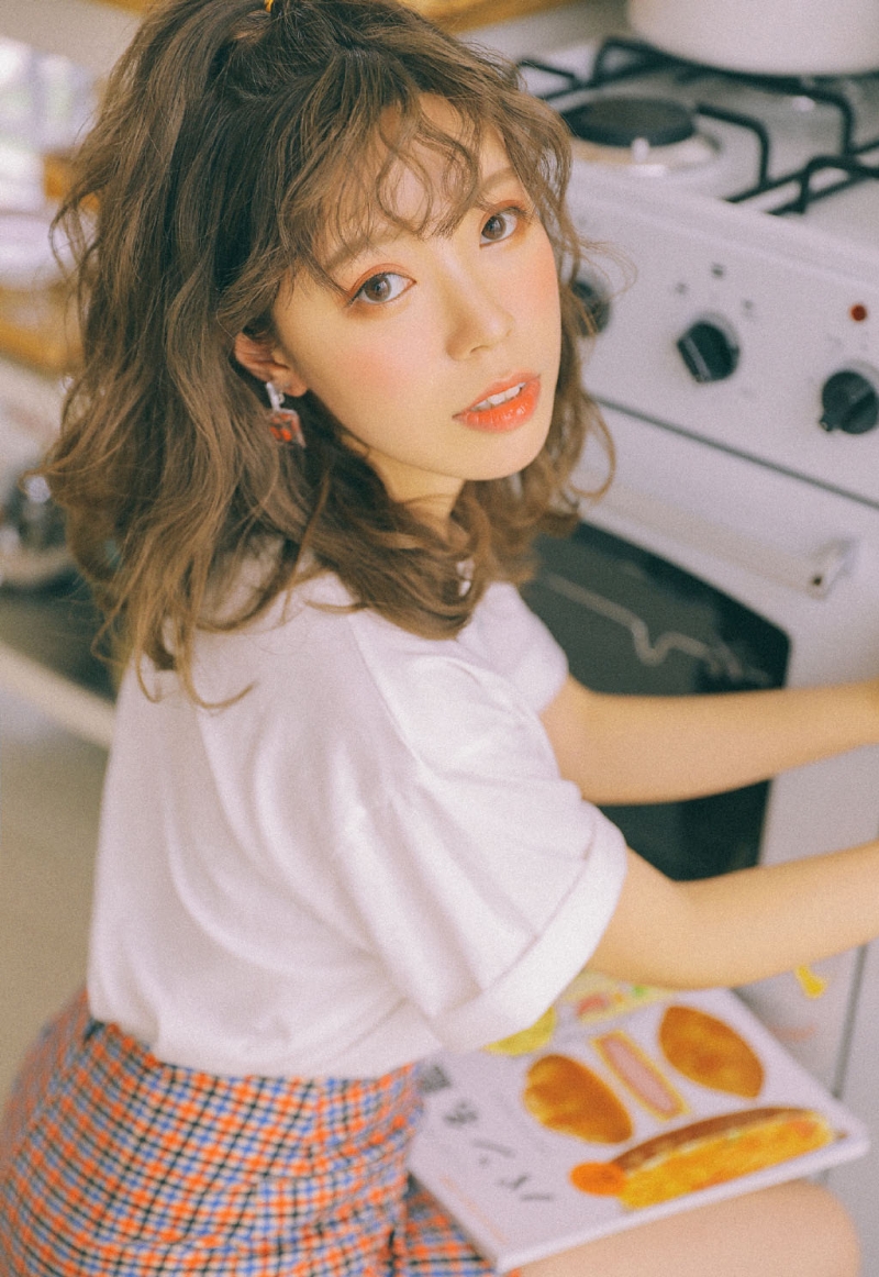 漂亮美眉浓眉大眼唇红齿白图片