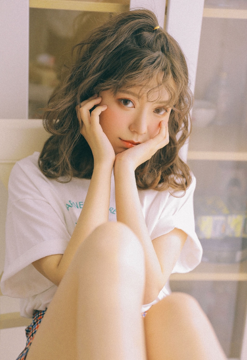 漂亮美眉浓眉大眼唇红齿白图片