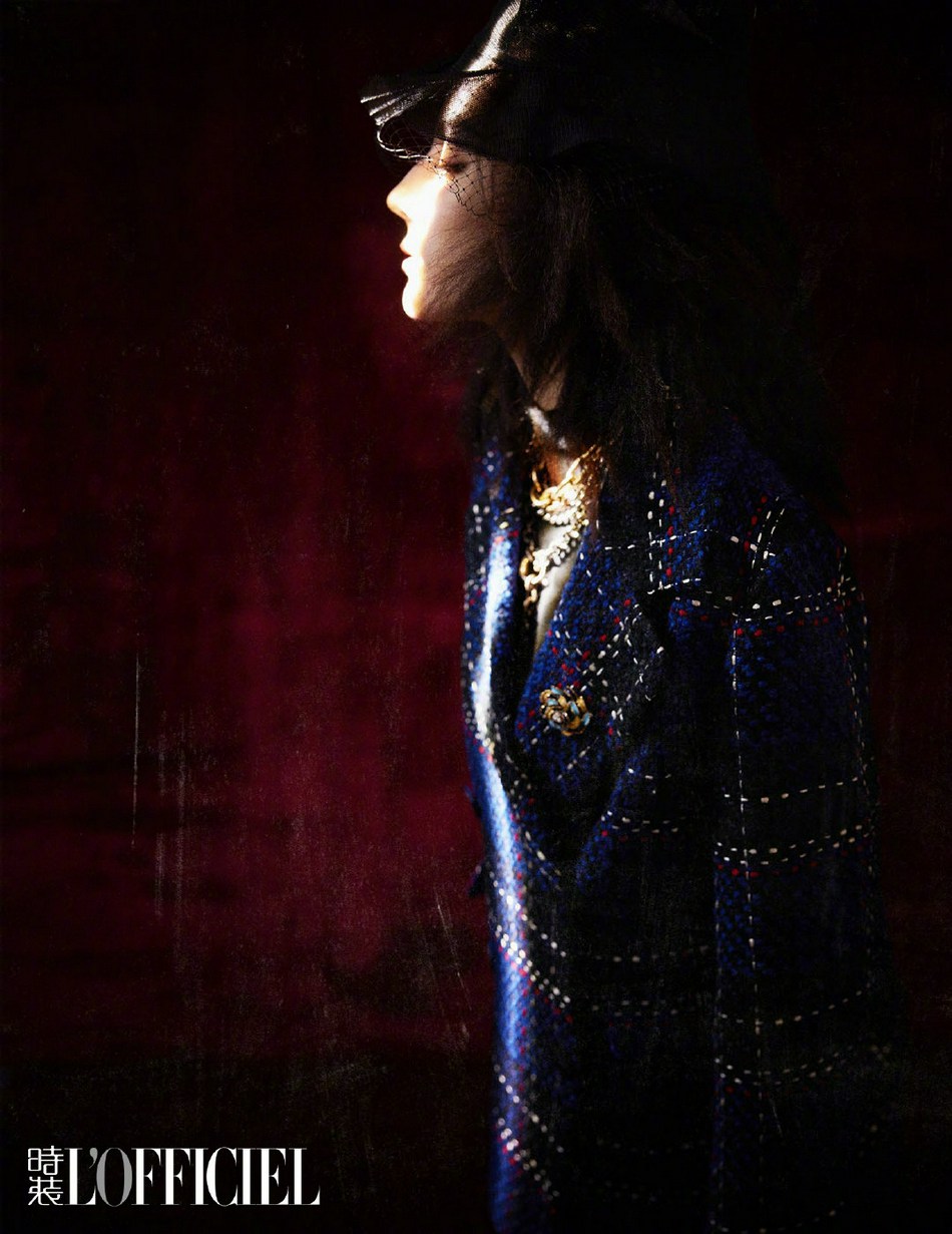 迪丽热巴化身摩登女郎杂志写真