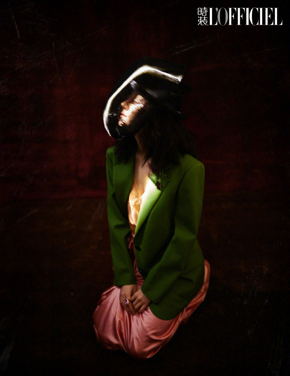 迪丽热巴化身摩登女郎杂志写真