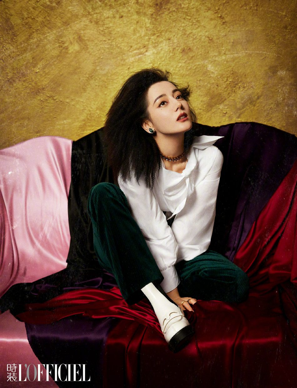 迪丽热巴化身摩登女郎杂志写真