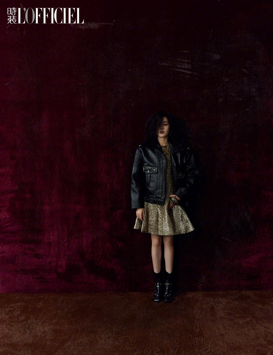 迪丽热巴化身摩登女郎杂志写真