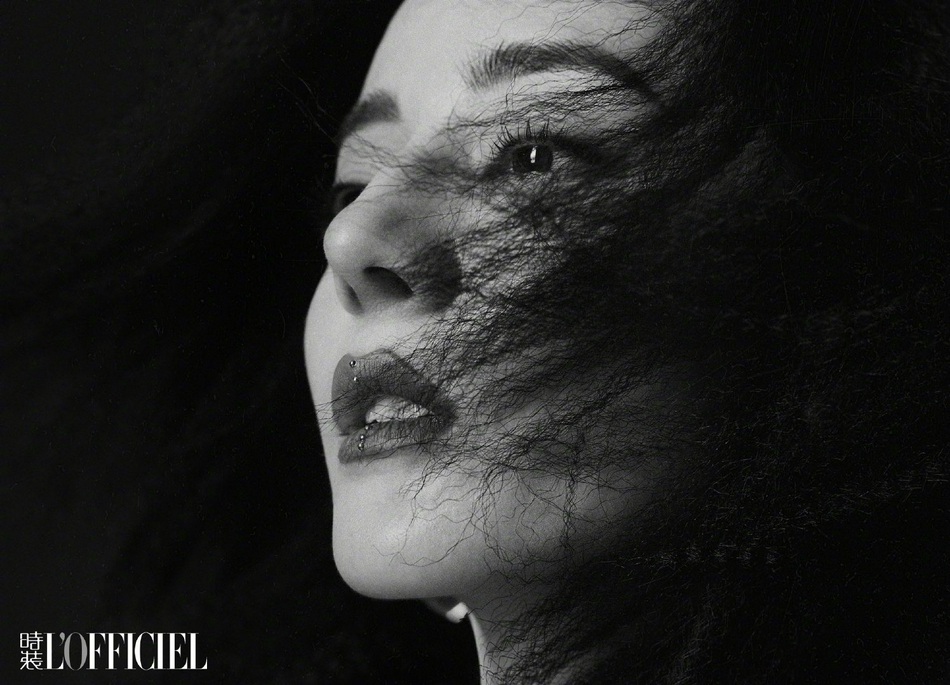 迪丽热巴化身摩登女郎杂志写真