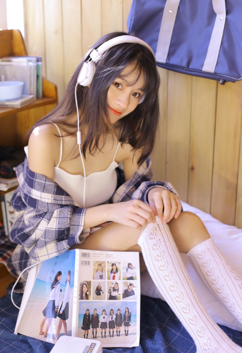 高挑美女白丝美腿室内个人写真