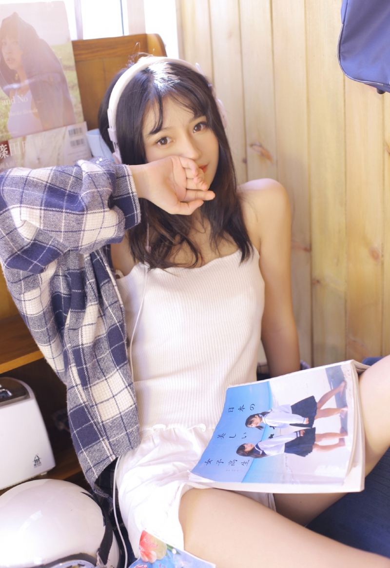 高挑美女白丝美腿室内个人写真