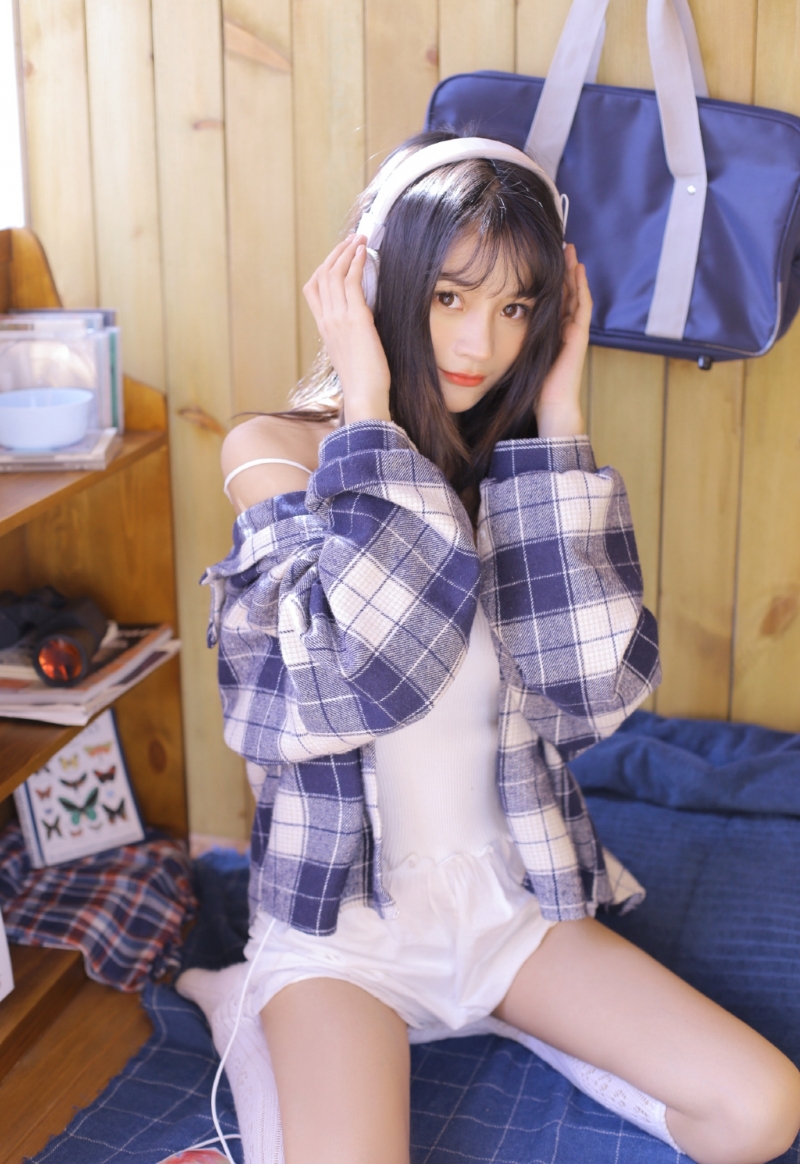 高挑美女白丝美腿室内个人写真