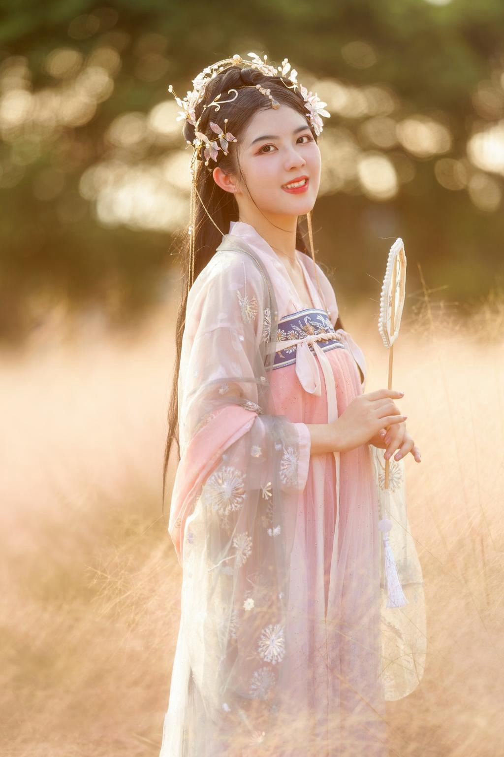 汉服美女芦苇丛中唯美古风摄影