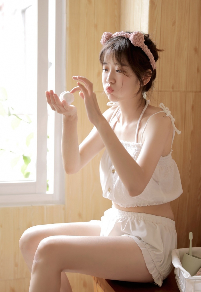 浴室美女吊带短裤白嫩肌肤图片