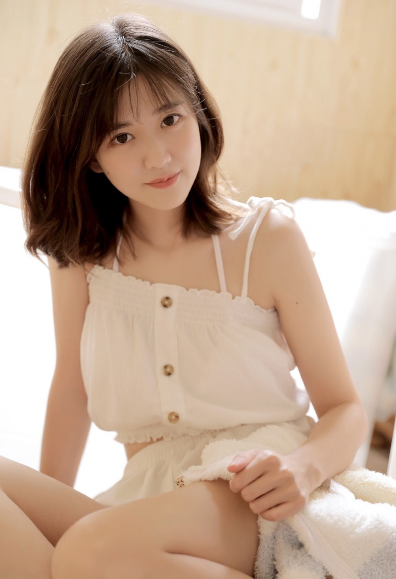 浴室美女吊带短裤白嫩肌肤图片