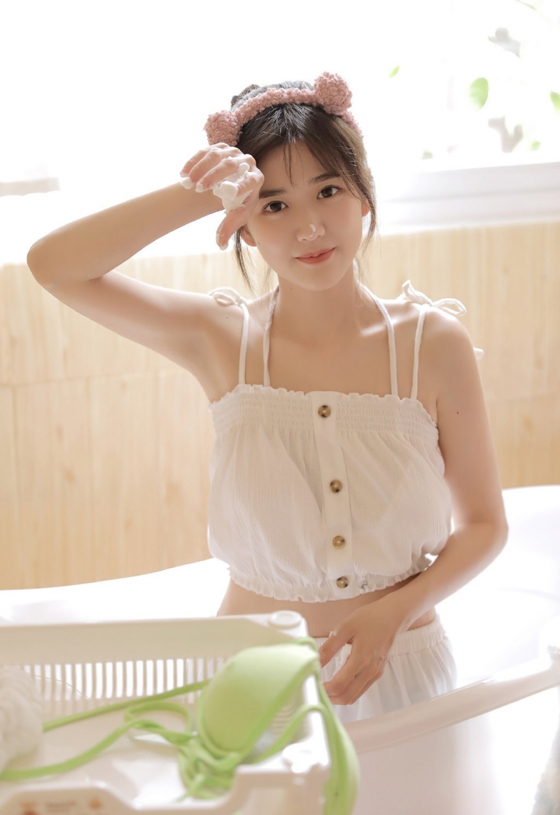 浴室美女吊带短裤白嫩肌肤图片