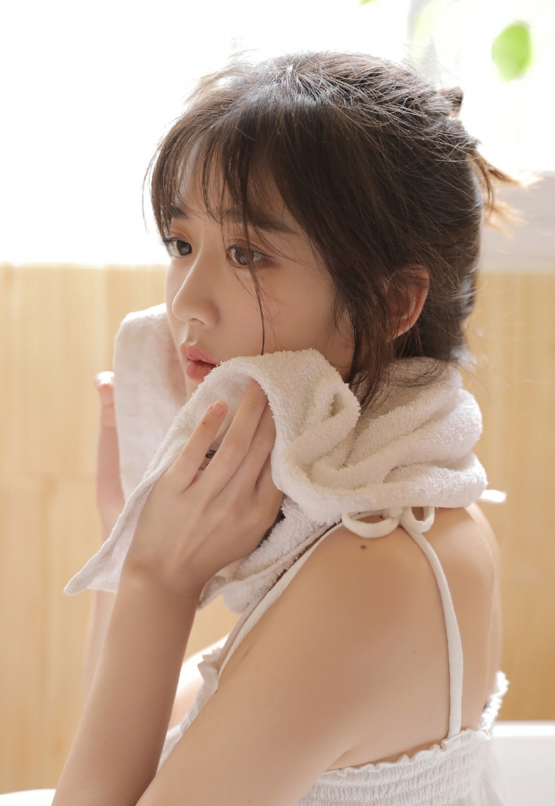 浴室美女吊带短裤白嫩肌肤图片