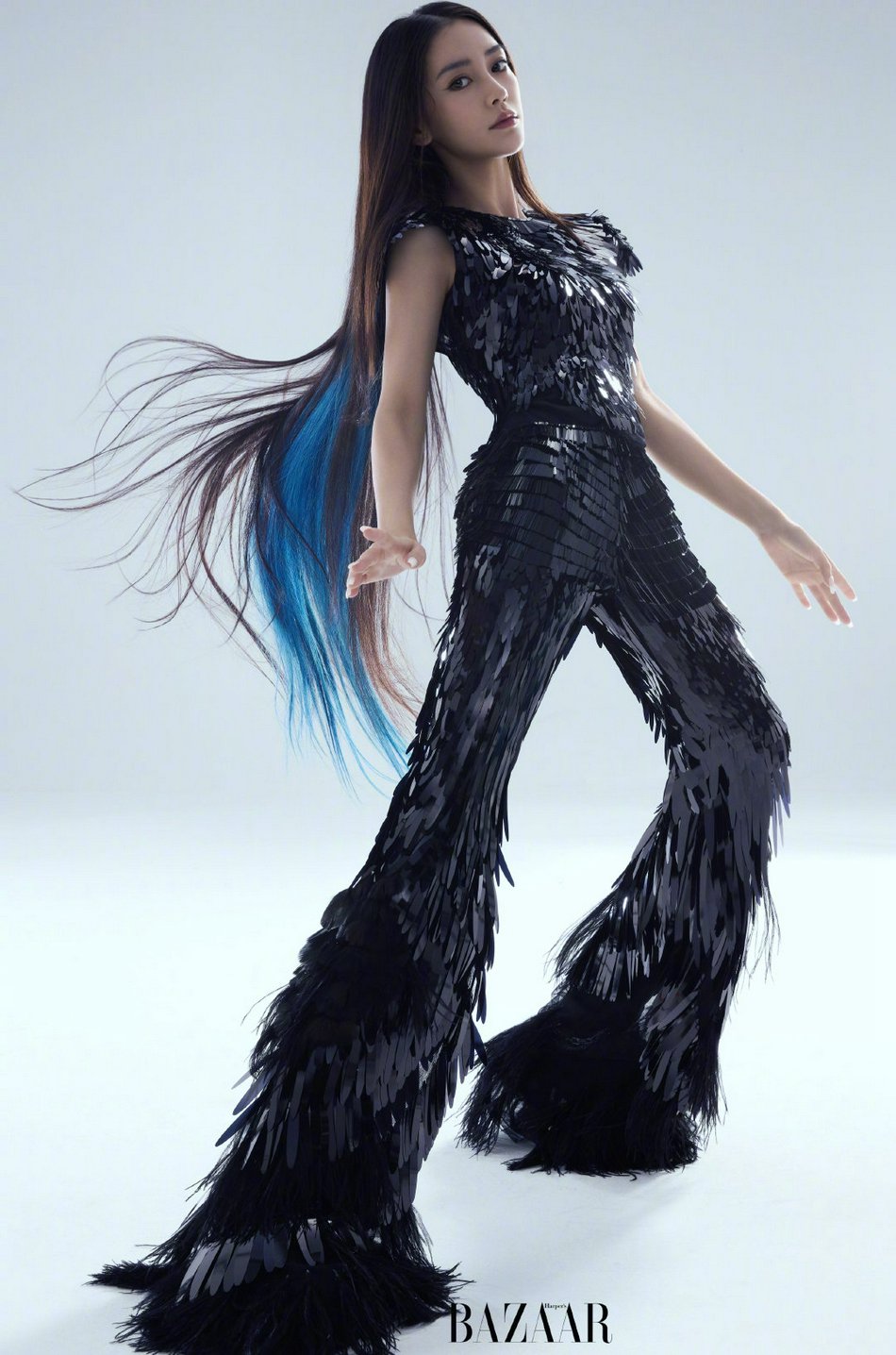 杨颖蓝色挑染长发又飒又美写真