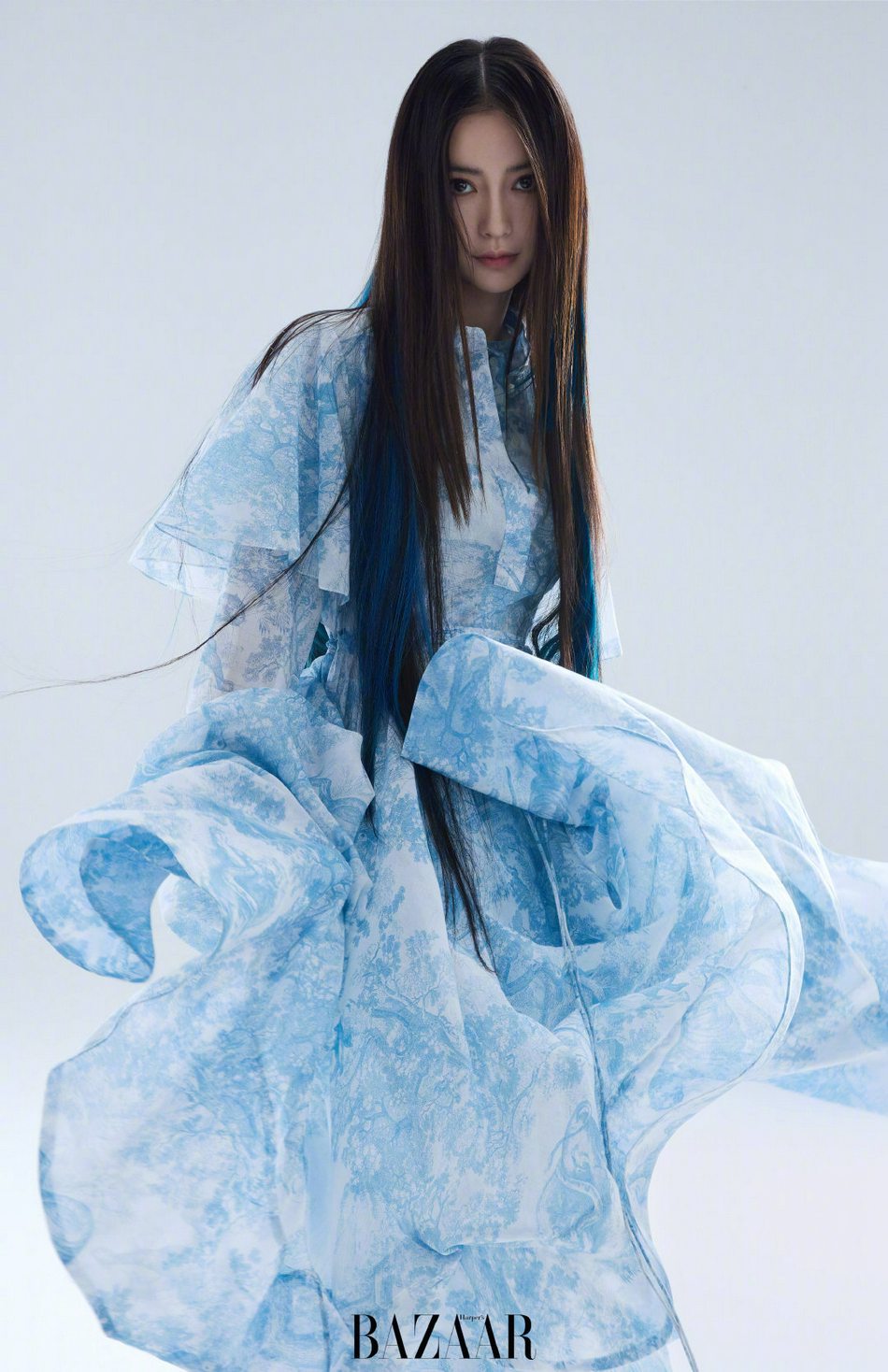 杨颖蓝色挑染长发又飒又美写真