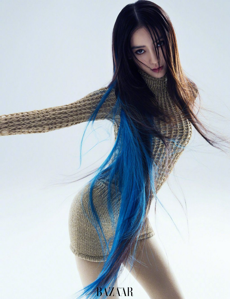 杨颖蓝色挑染长发又飒又美写真