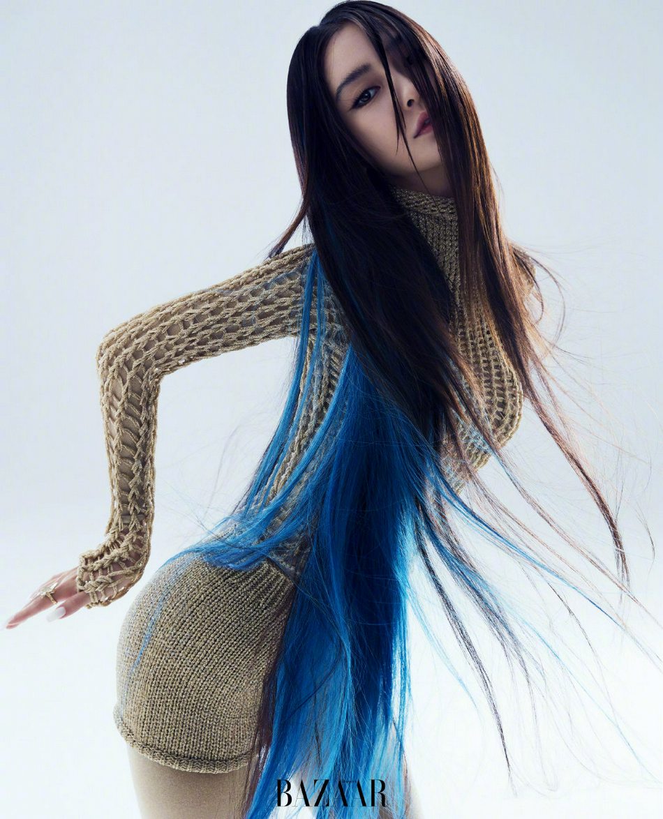 杨颖蓝色挑染长发又飒又美写真