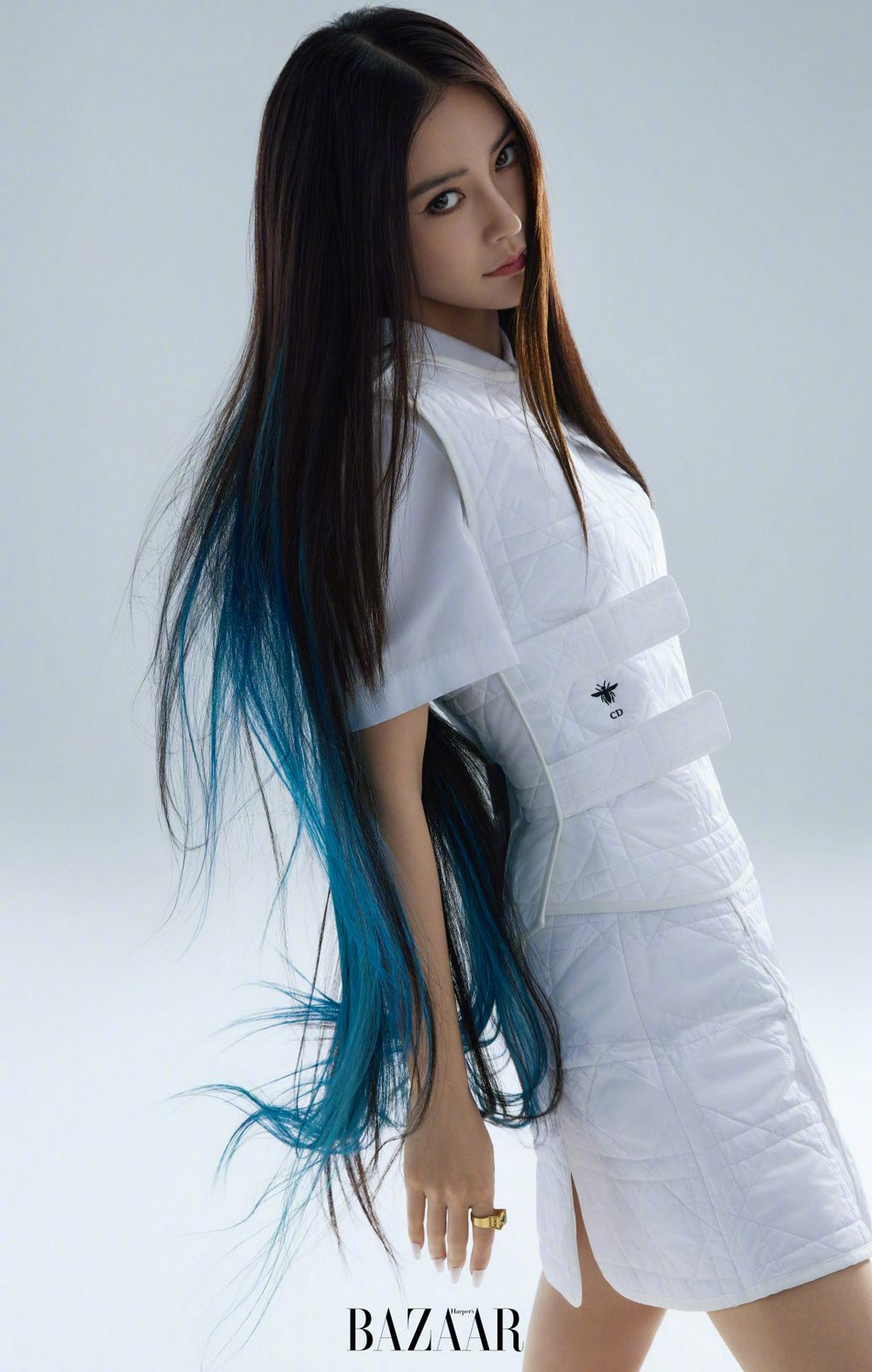 杨颖蓝色挑染长发又飒又美写真