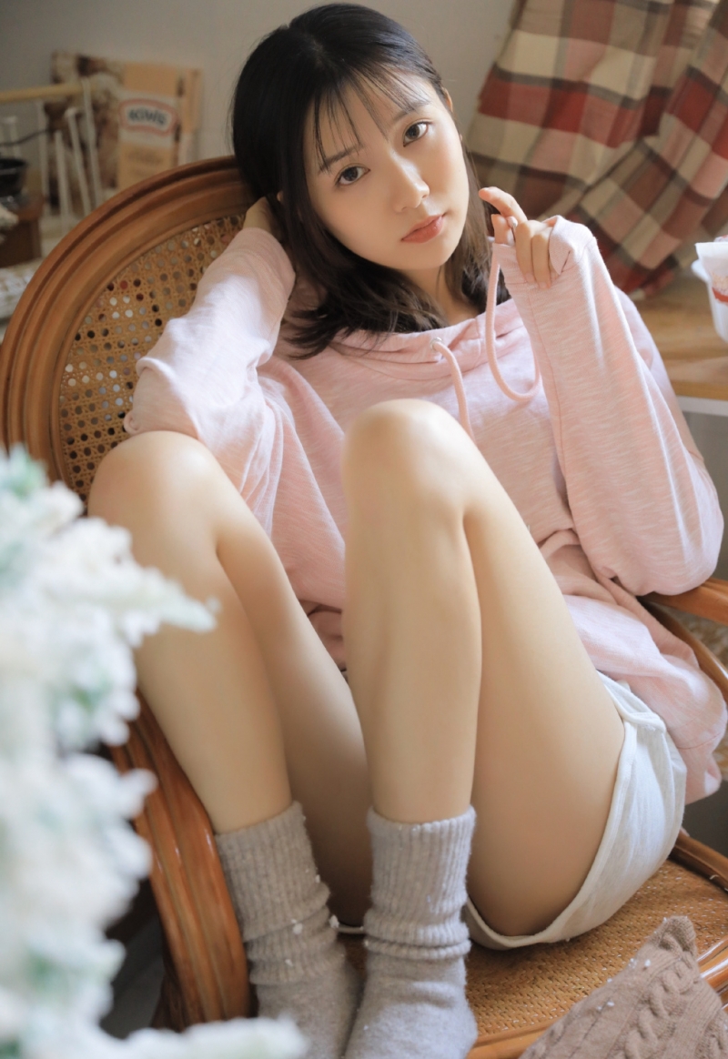 居家美女运动短裤修长美腿写真